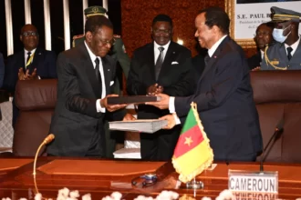 Les Président Paul Biya (Cameroun, à droite) et Président Teodoro Obiang Nguema Mbasogo (Guinée Equatoriale, à gauche)