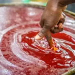 Un baril rempli d'huile de palme dans le comté de Nimba, au Liberia