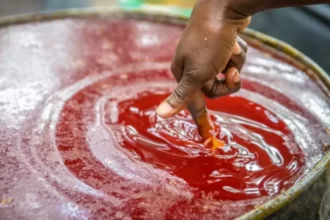 Un baril rempli d'huile de palme dans le comté de Nimba, au Liberia