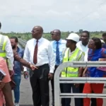 Le représentant pays de la Banque africaine de développement au Togo, Wilfrid Abiola (7e à partir de la droite) et les partenaires au projet visitent la chaussée de 2X2 voies de la route nationale n° 2 (RN2) Lomé-Aného