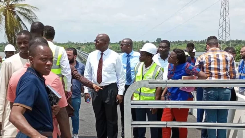 Afrique de l'Ouest : axe routier Lomé - Cotonou, un gain de temps pour accélérer les échanges commerciaux 1 Le représentant pays de la Banque africaine de développement au Togo, Wilfrid Abiola (7e à partir de la droite) et les partenaires au projet visitent la chaussée de 2X2 voies de la route nationale n° 2 (RN2) Lomé-Aného