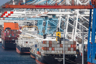 Porte-conteneurs en cours de chargement dans le port de Tanger
