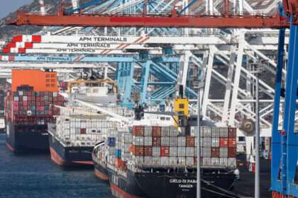 Porte-conteneurs en cours de chargement dans le port de Tanger