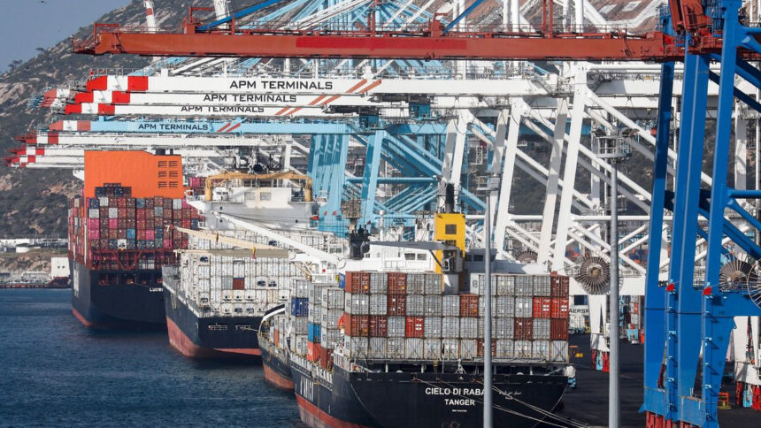 Porte-conteneurs en cours de chargement dans le port de Tanger