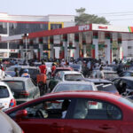 D'immenses files d'attentes aux stations-service bloquent la circulation dans les grandes villes du Nigeria depuis plus d'une semaine. (Afolabi Sotunde/REUTERS)