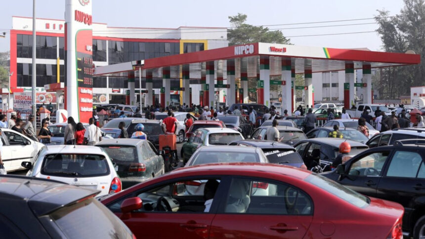 Nigeria : le prix de l’essence revu à la hausse, passant de 0,68 dollar US à 0,75 dollar US le litre 1 D'immenses files d'attentes aux stations-service bloquent la circulation dans les grandes villes du Nigeria depuis plus d'une semaine. (Afolabi Sotunde/REUTERS)