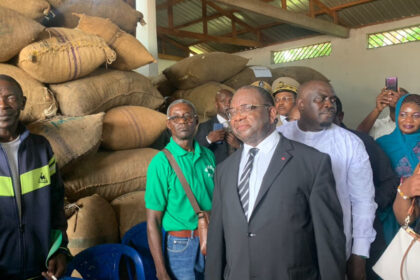 Le Ministre du commerce à Batchenga lors de la vente de cacao