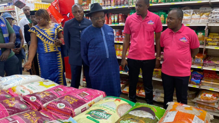 Fêtes de fin d’année : la formule du Cameroun contre la vie chère 1 Le Ministre du Commerce du Cameroun sur le terrain