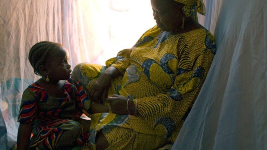 Le Nigeria à la quête de 124 millions de dollars pour des doses de vaccin contre le paludisme 1 Une famille au Nigéria utilise des moustiquaires pour se protéger contre le paludisme.