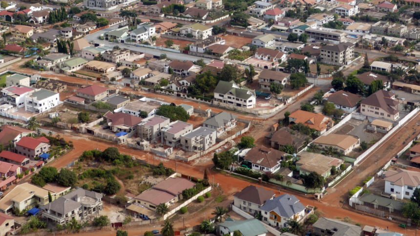 Ghana : un accord trouvé avec les bailleurs de fonds pour restructurer une dette de 5,4 milliards USD, sur un total de 58 milliards USD 1 Accra Ghana