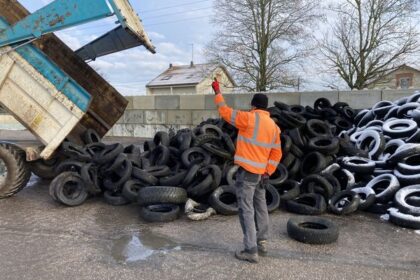 Afrique : les pneus recyclés pour revêtement des sols et aires de jeux (tartan), un éco-business juteux, à valoriser par les Africains