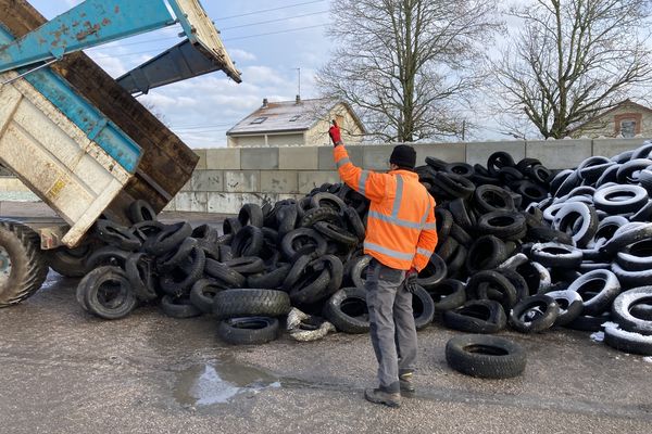 Afrique : les pneus recyclés pour revêtement des sols et aires de jeux (tartan), un éco-business juteux, à valoriser par les Africains 1 Afrique : les pneus recyclés pour revêtement des sols et aires de jeux (tartan), un éco-business juteux, à valoriser par les Africains