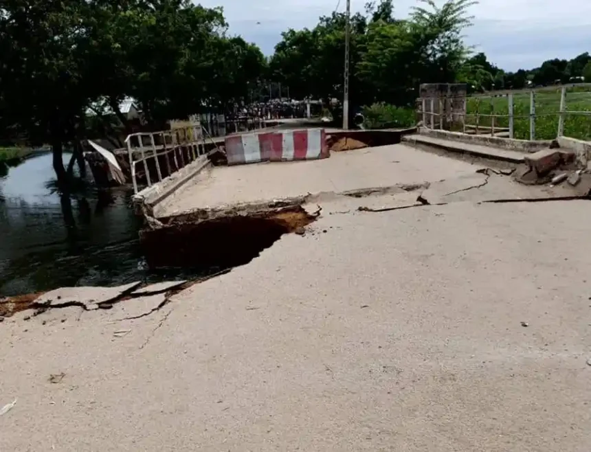Cameroun : l'entreprise Sotcocog mobilisée pour rétablir la circulation sur le pont effondré sur la rivière Danay à Yagoua 1 Cameroun : l'entreprise Sotcocog mobilisée pour rétablir la circulation sur le pont effondré sur la rivière Danay à Yagoua