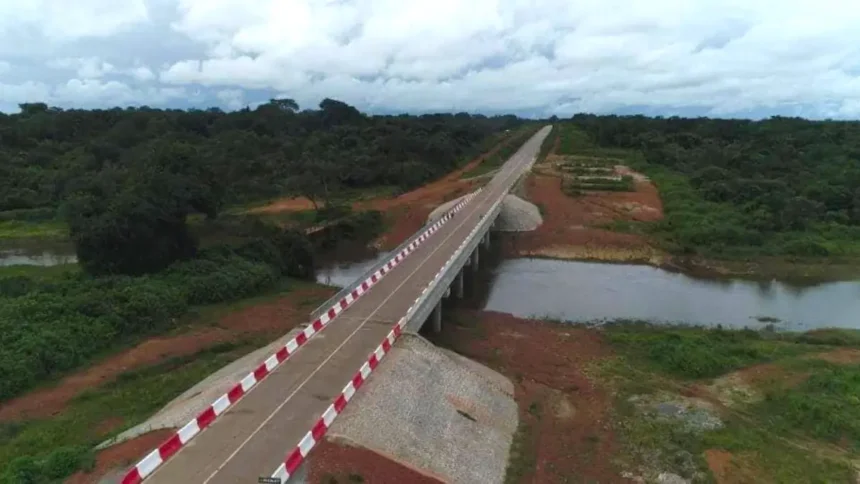Cameroun : infrastructures routières, 3 milliards de dollars US (1 839,336 milliards de FCFA) à mobiliser pour le triennat 2025-2027 1 Cameroun : infrastructures routières, 3 milliards de dollars US (1 839,336 milliards de FCFA) à mobiliser pour le triennat 2025-2027