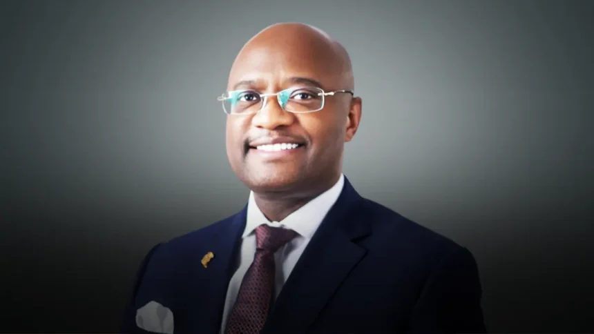 Dr George Elombi (PCA Afreximbank) : « nous nous efforcerons de mettre fin à l’exportation de notre potentiel brut en transformant ce que nous produisons, en créant des chaînes de valeur régionales et en favorisant les industries locales » 1 George Elombi prend la tête d’Afreximbank pour booster l’industrialisation et l’intégration économique en Afrique