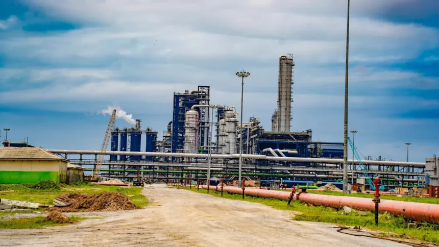 Essence à 1050 nairas : la raffinerie Dangote au secours du Nigeria 1 Raffinerie Dangote : expansion massive et création d’emplois pour les PME locales au Nigeria