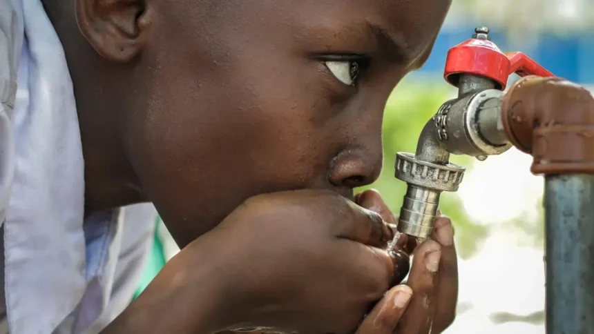 Cameroun : 71 % des ménages dépendent encore de sources alternatives en eau potable 1 Cameroun : 200 bornes-fontaines, un palliatif face à un déficit structurel d’eau potable