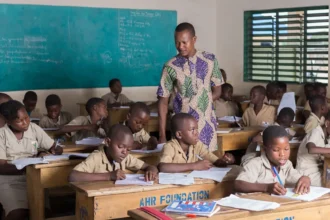 Salaires des enseignants en Afrique centrale et de l’Ouest : ce que les chiffres révèlent des priorités des États