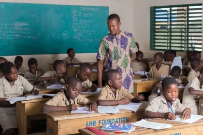 Salaires des enseignants en Afrique centrale et de l’Ouest : ce que les chiffres révèlent des priorités des États