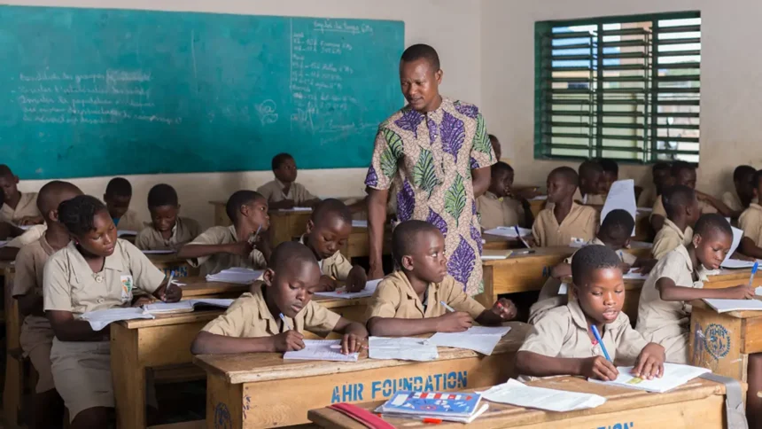 Salaires des enseignants en Afrique centrale et de l’Ouest : ce que les chiffres révèlent des priorités des États